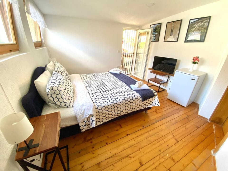 Bed, TV and multimedia, Photo of the whole room, Bedroom