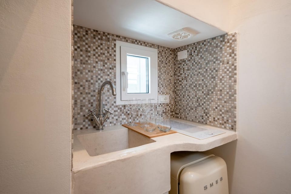 Kitchen or kitchenette, kitchen