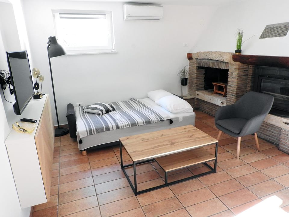 Bed, Living room