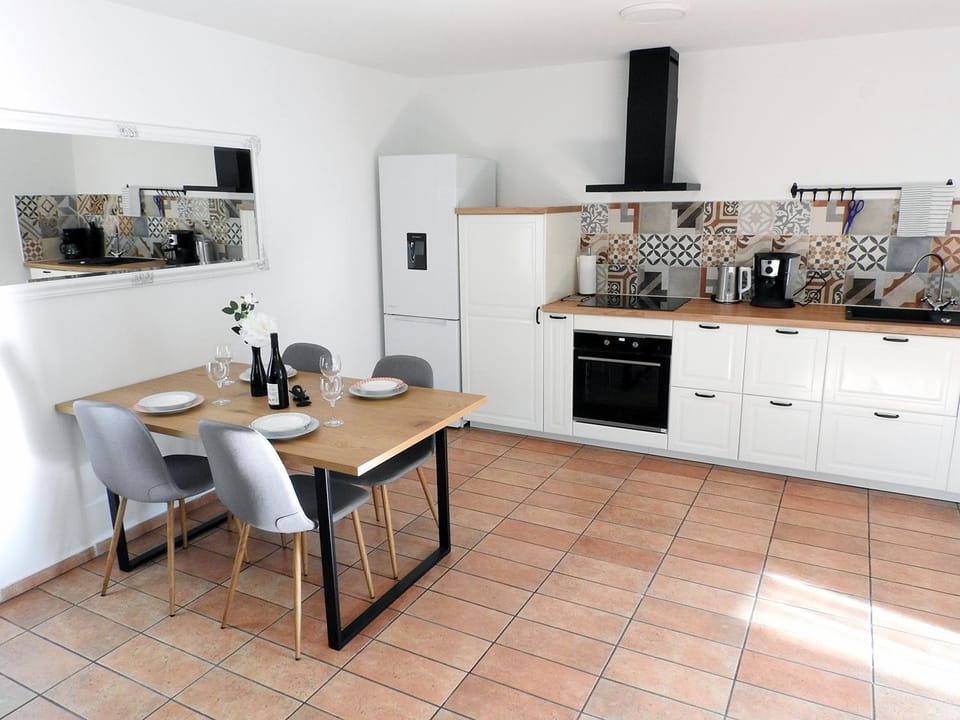Coffee/tea facilities, Dining area, stove, kitchen