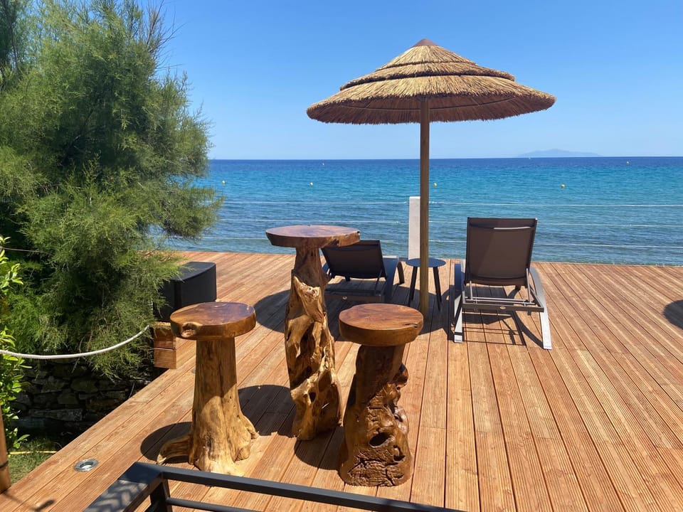Restaurant/places to eat, Lounge or bar, Beach
