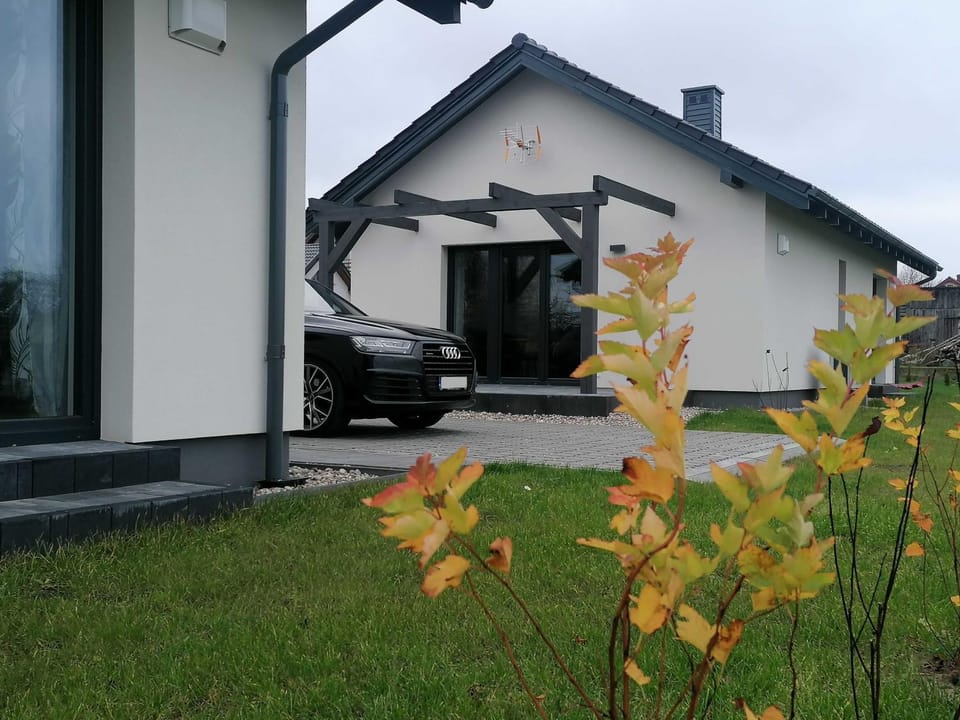 Property building, Garden, Parking