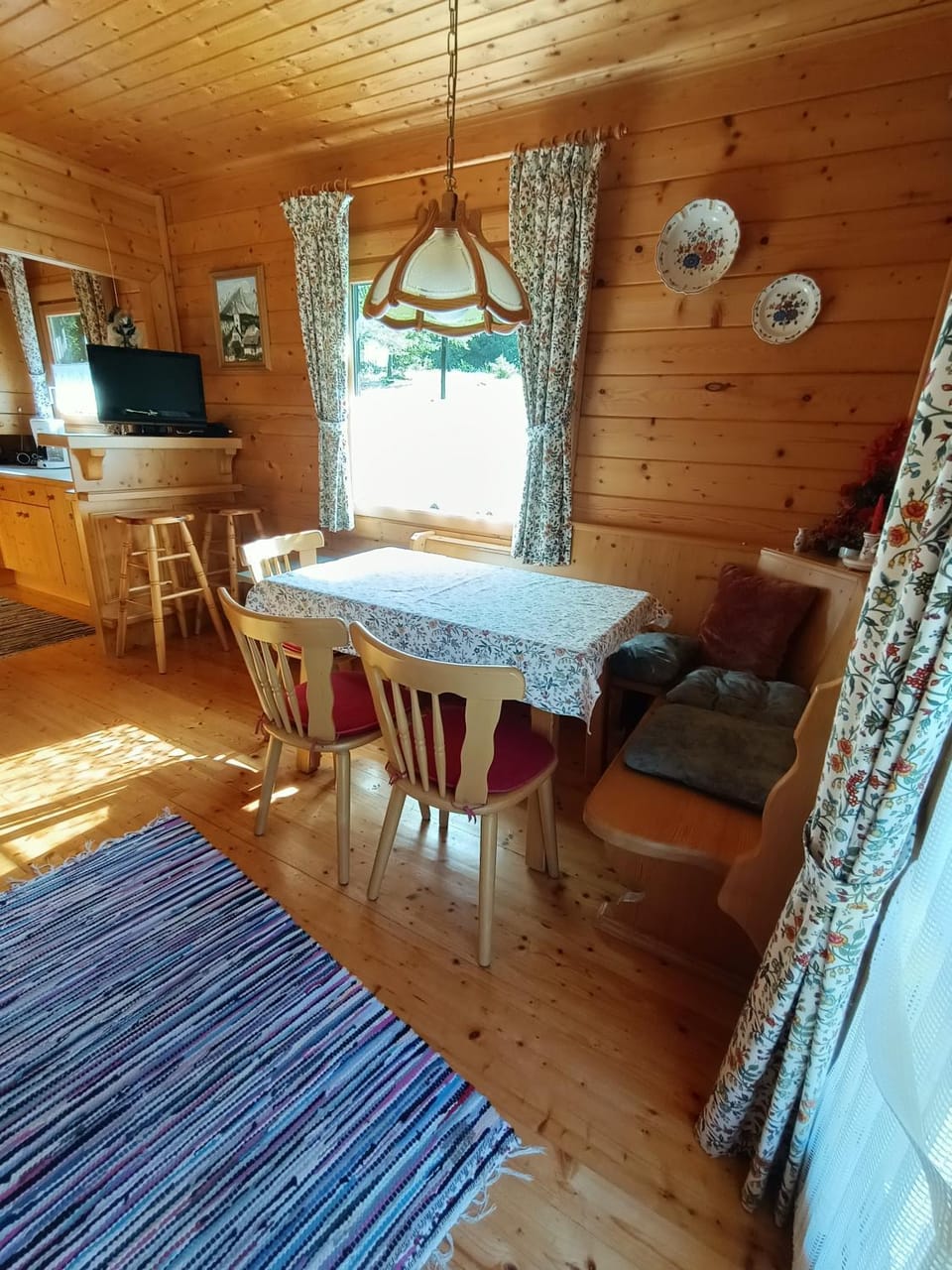 Seating area, Dining area
