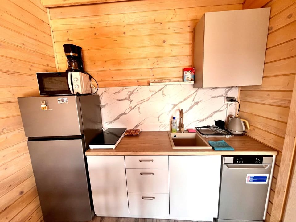 Coffee/tea facilities, Kitchen or kitchenette, dishwasher, microwave, oven, kitchen