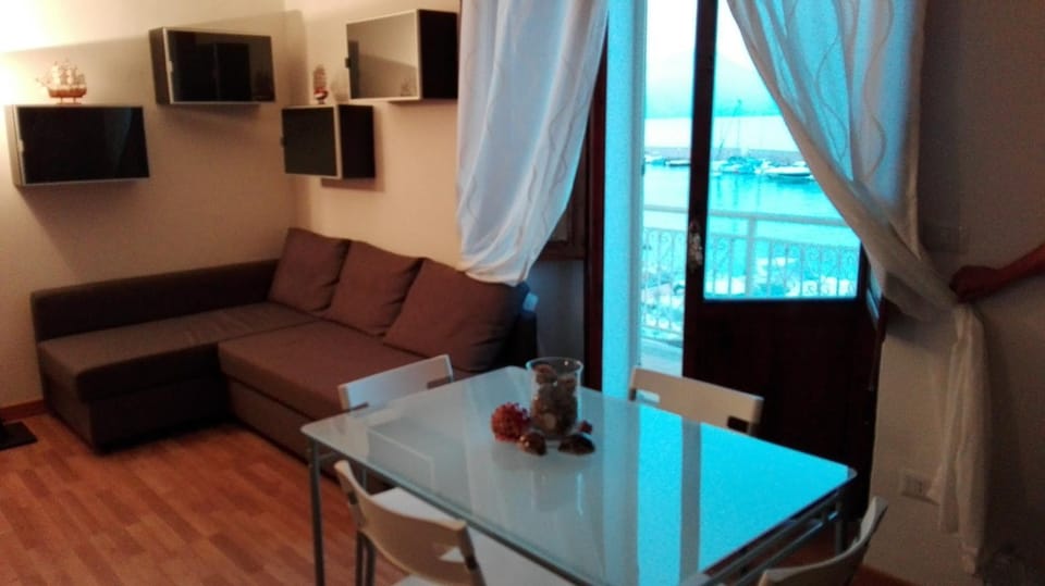 Communal lounge/ TV room, TV and multimedia, Living room, Seating area, Dining area