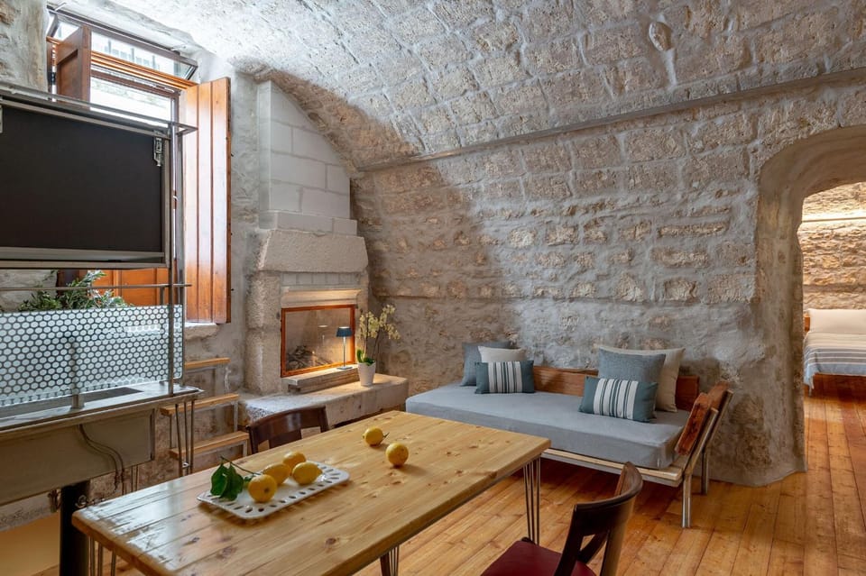 Kitchen or kitchenette, Living room, Seating area, Dining area
