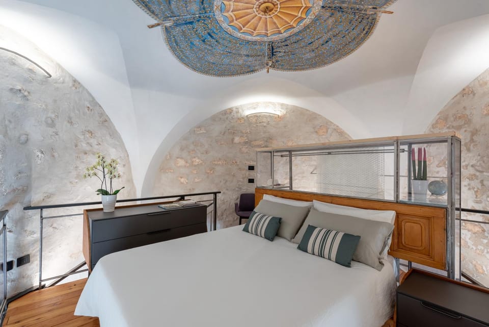Bed, Photo of the whole room, Decorative detail, Bedroom