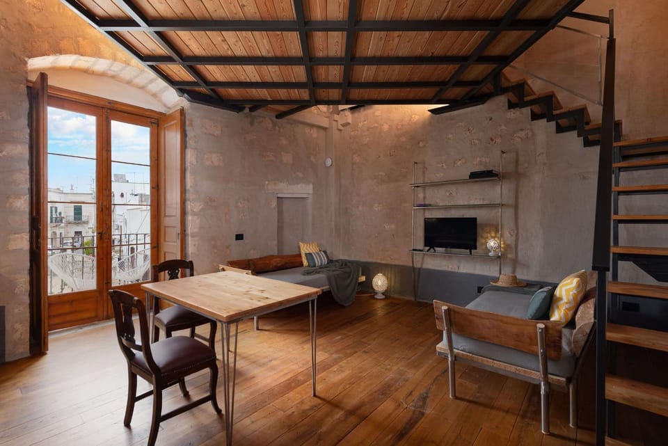 TV and multimedia, Kitchen or kitchenette, Living room, Seating area, Dining area