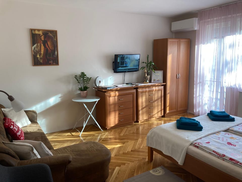 Bed, TV and multimedia, Bedroom, hair dresser