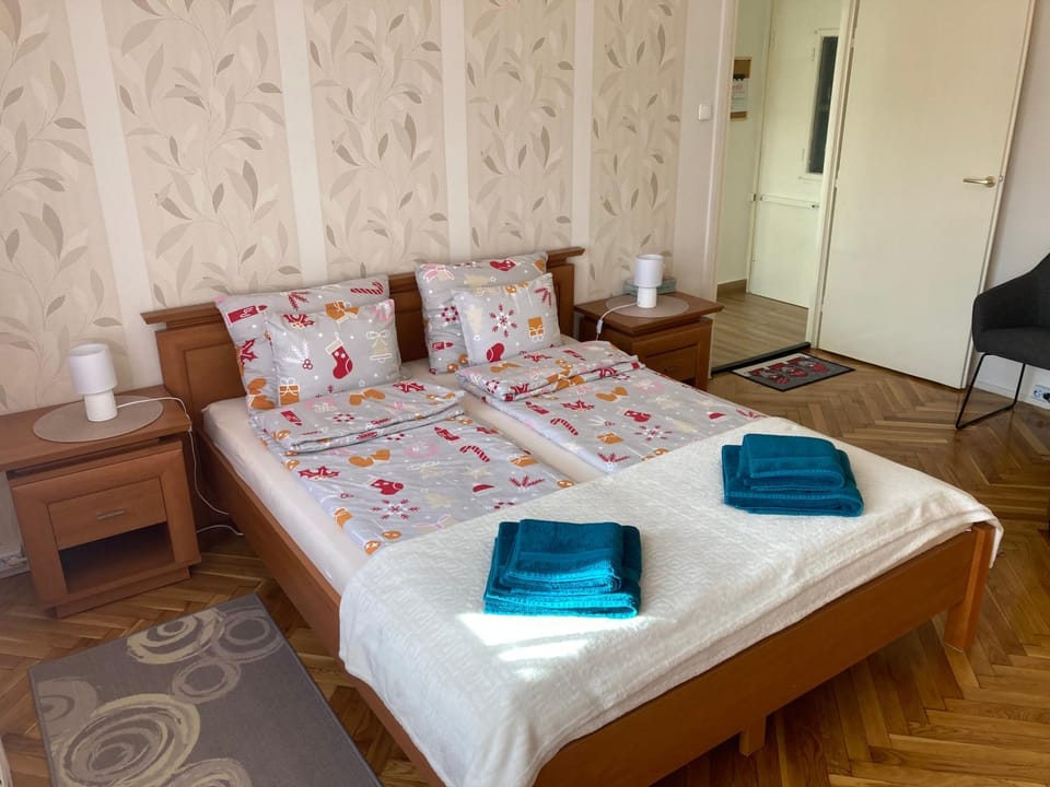 Bed, Bedroom, towels