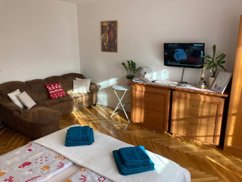 Bed, Seating area, towels