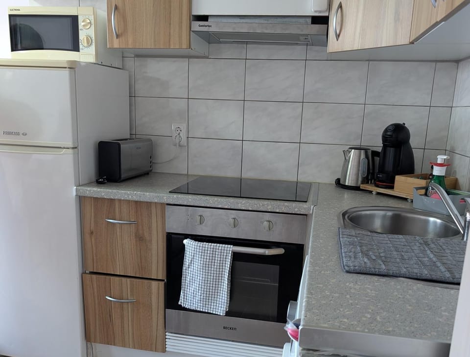 Coffee/tea facilities, Kitchen or kitchenette, stove, toaster