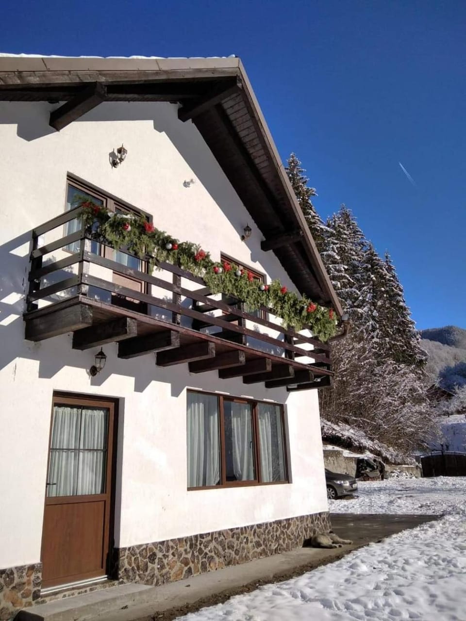 Property building, Day, Natural landscape, Winter, View (from property/room), Garden view, Mountain view, Inner courtyard view