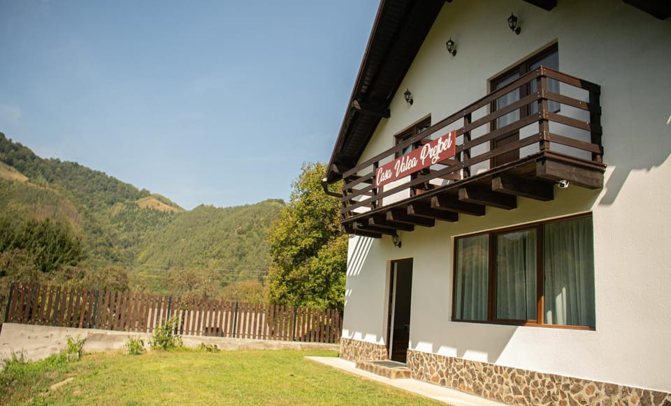 Property building, Spring, Day, Natural landscape, View (from property/room), Mountain view, Inner courtyard view