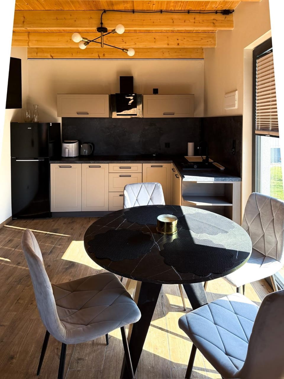 Kitchen or kitchenette, Living room, Seating area, Dining area, oven, pet friendly, stove