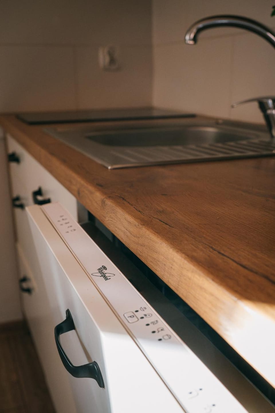 Kitchen or kitchenette, dishwasher