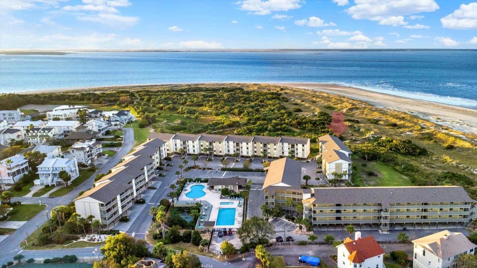 Lighthouse Point 23C Beachfront 270 View Top Floor Corner Oasis 3 Pools Apartment in Tybee Island