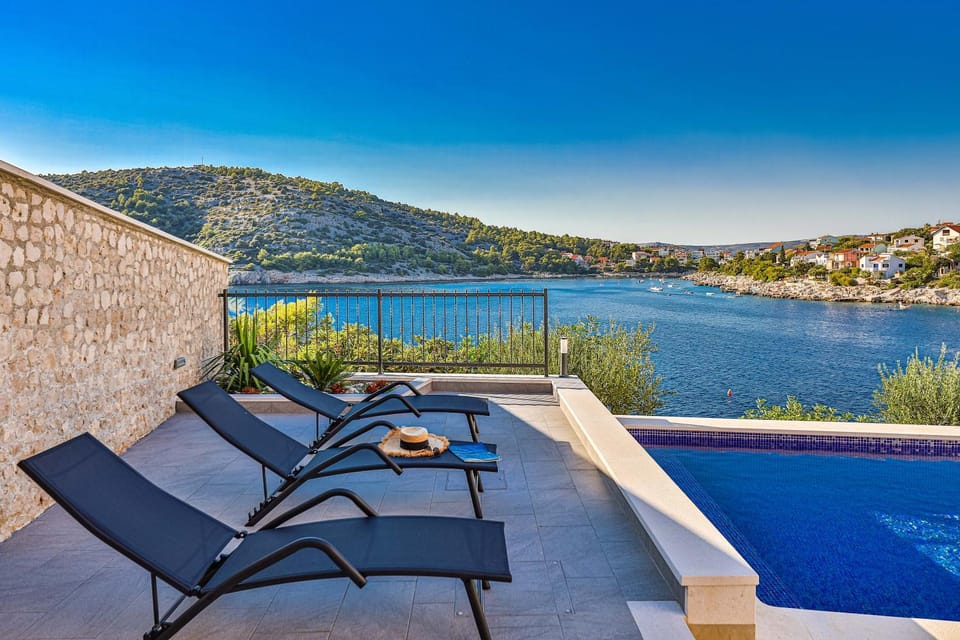 Luxury 2 etage apartment with private heated pool Apartment in Šibenik-Knin County, Croatia