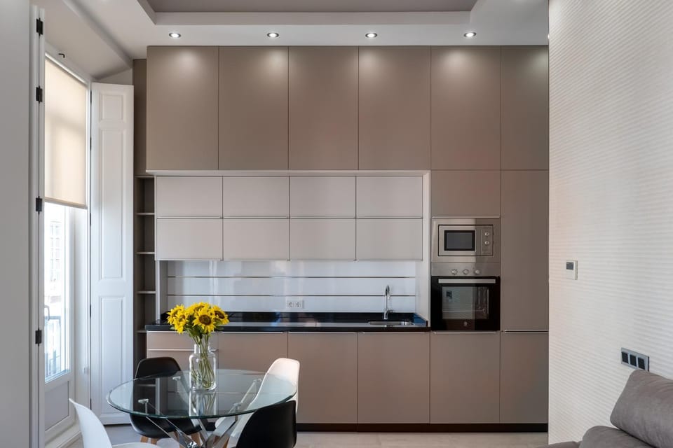 Kitchen or kitchenette, Dining area