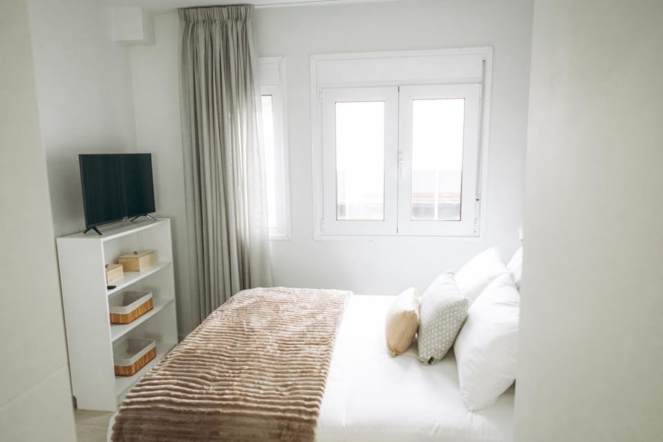 Bed, TV and multimedia, Photo of the whole room, Bedroom