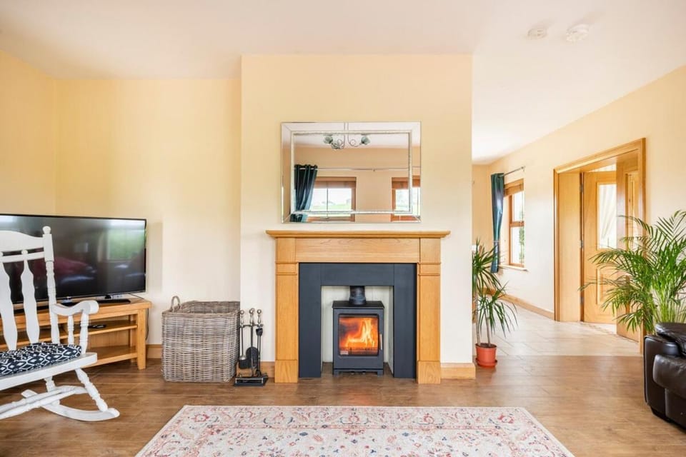 Communal lounge/ TV room, TV and multimedia, Living room, Seating area, Evening entertainment, flat iron