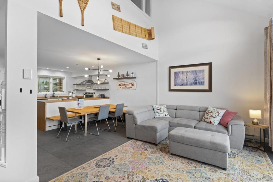 Kitchen or kitchenette, Living room, Seating area, Dining area