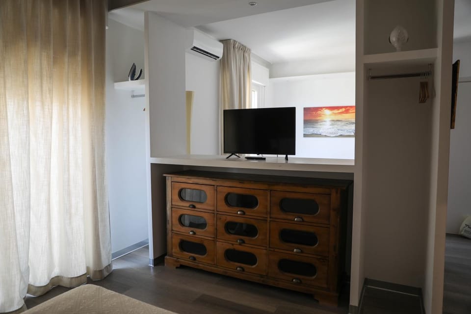 Bedroom, wardrobe