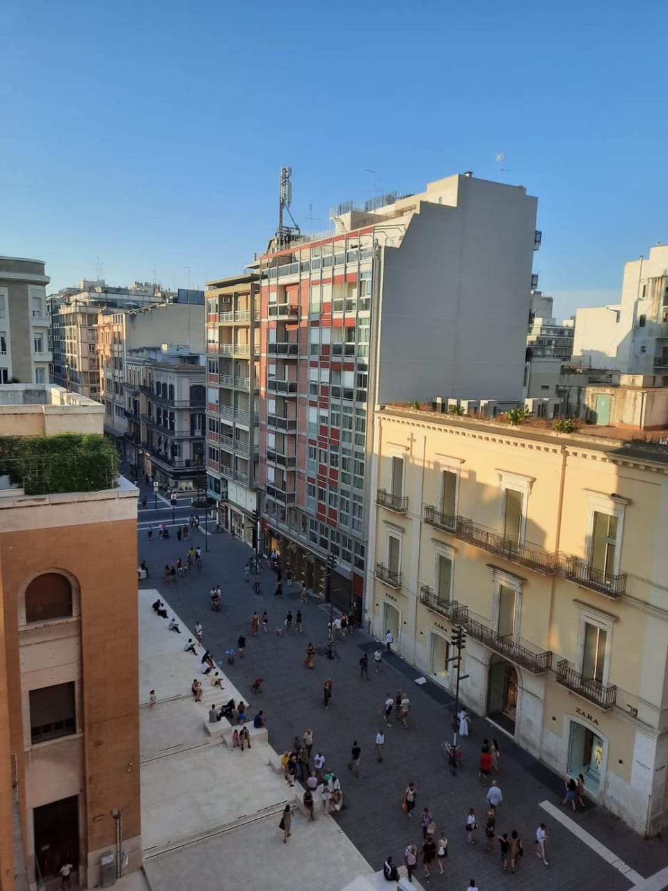 Nearby landmark, Neighbourhood, View (from property/room), City view, City view, Landmark view, Street view, Street view