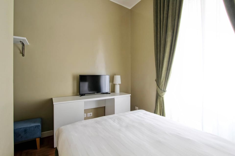 Bed, TV and multimedia, Bedroom