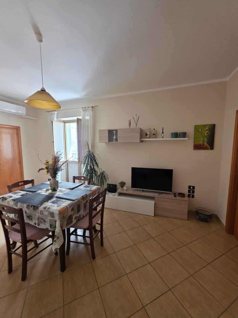 Communal lounge/ TV room, TV and multimedia, Living room, Seating area, Dining area, Evening entertainment
