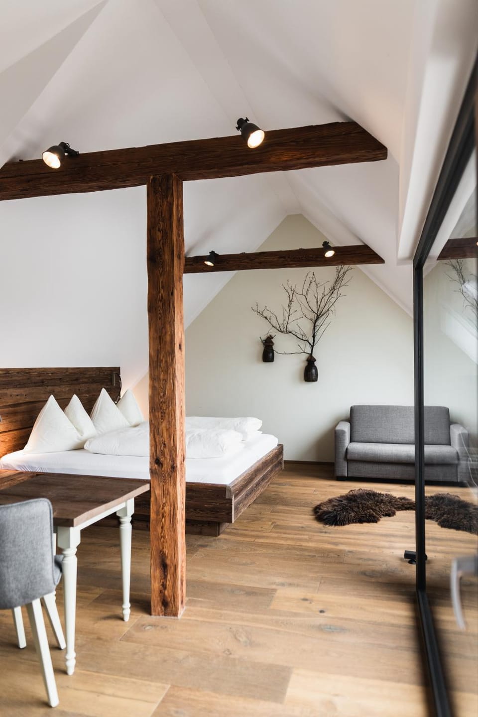 Bed, Seating area