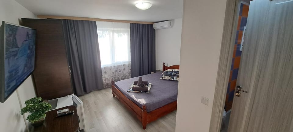 Bed, Bathroom, TV and multimedia, View (from property/room), Bedroom, minibar, towels, air conditioner