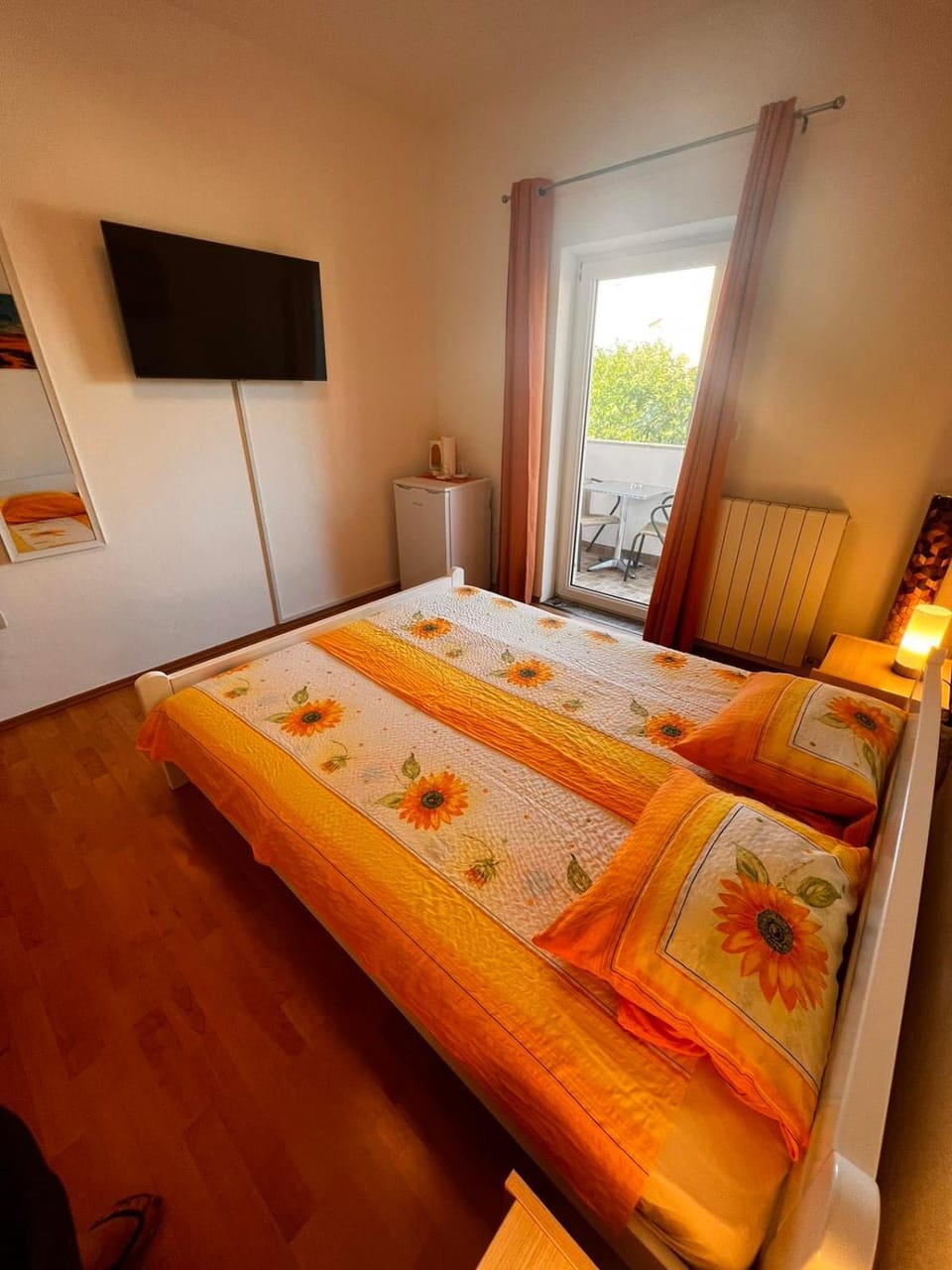 Bed, TV and multimedia, Photo of the whole room, Bedroom
