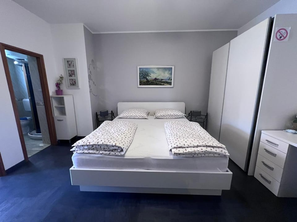 Bed, Photo of the whole room, Bedroom, wardrobe