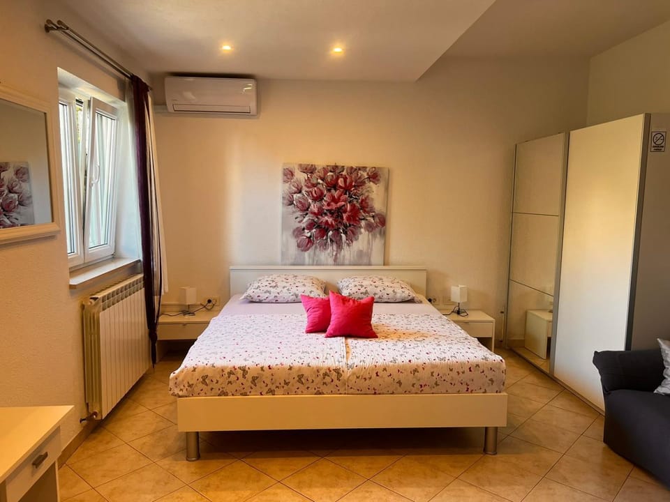 Bed, Living room, Photo of the whole room, Seating area, Bedroom, wardrobe, air conditioner
