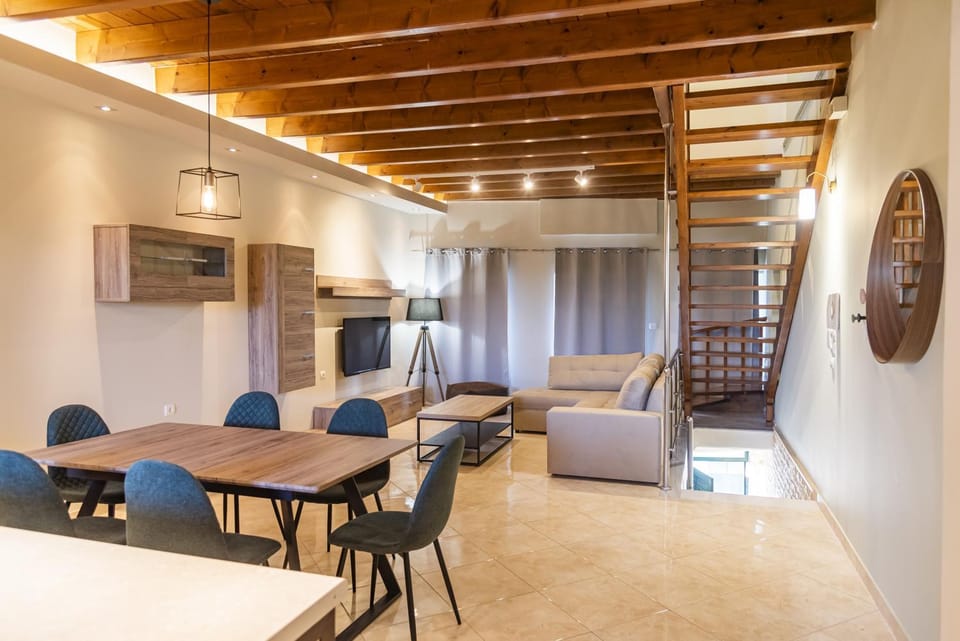 TV and multimedia, Living room, Seating area, Dining area