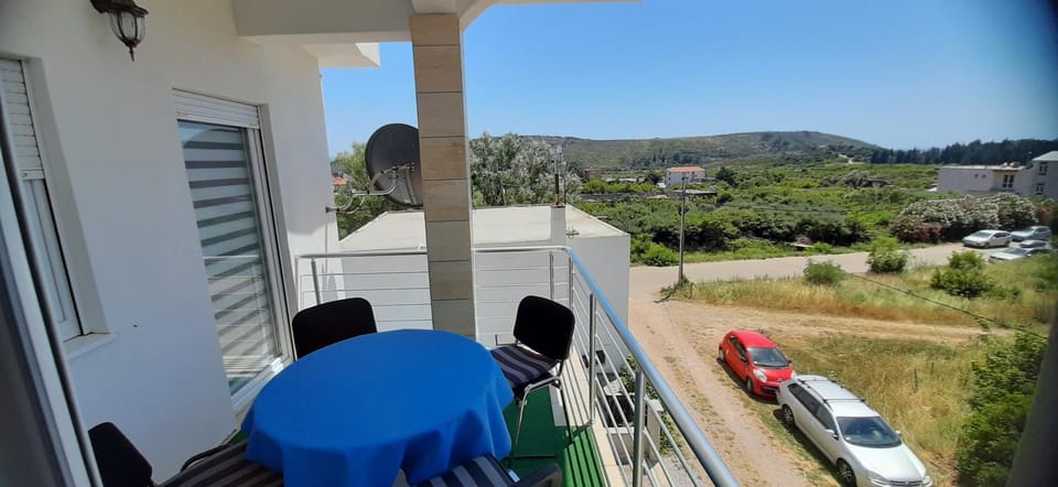 Balcony/Terrace, Street view