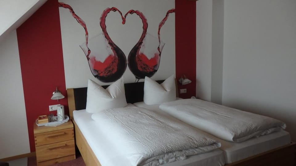 Coffee/tea facilities, Decorative detail, Bedroom, City view, Garden view, Mountain view, Street view, Quiet street view