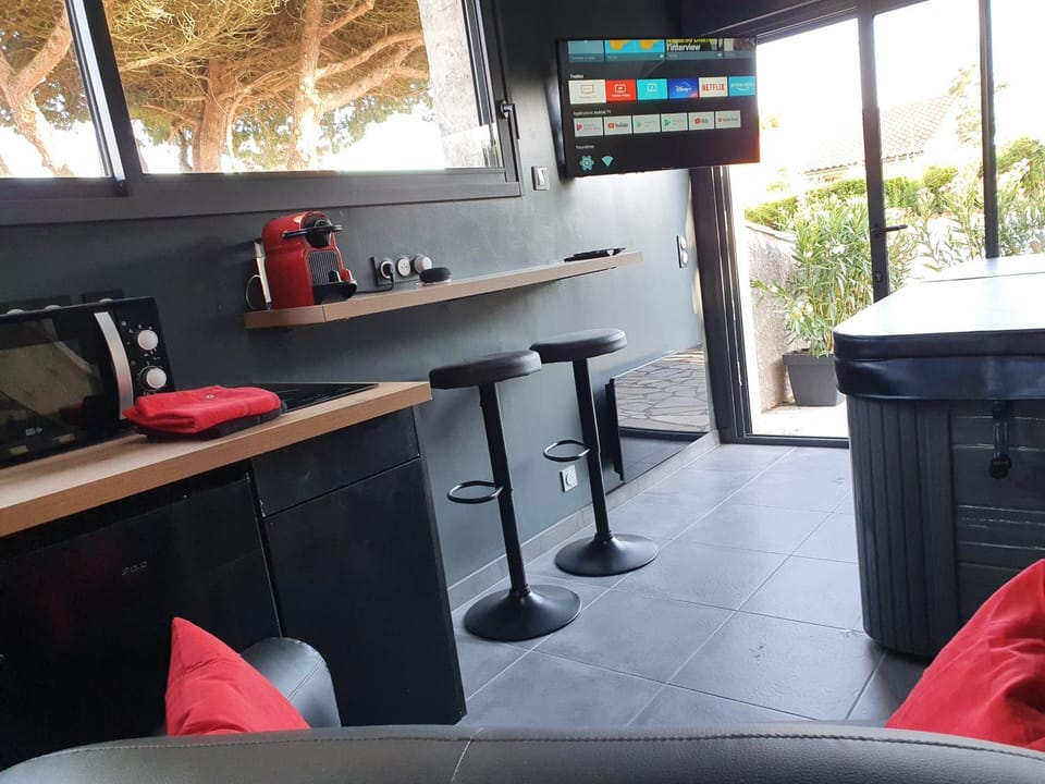 TV and multimedia, Kitchen or kitchenette