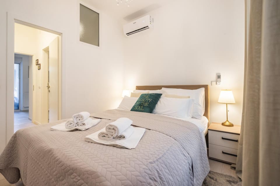 Bed, Photo of the whole room, Bedroom, towels