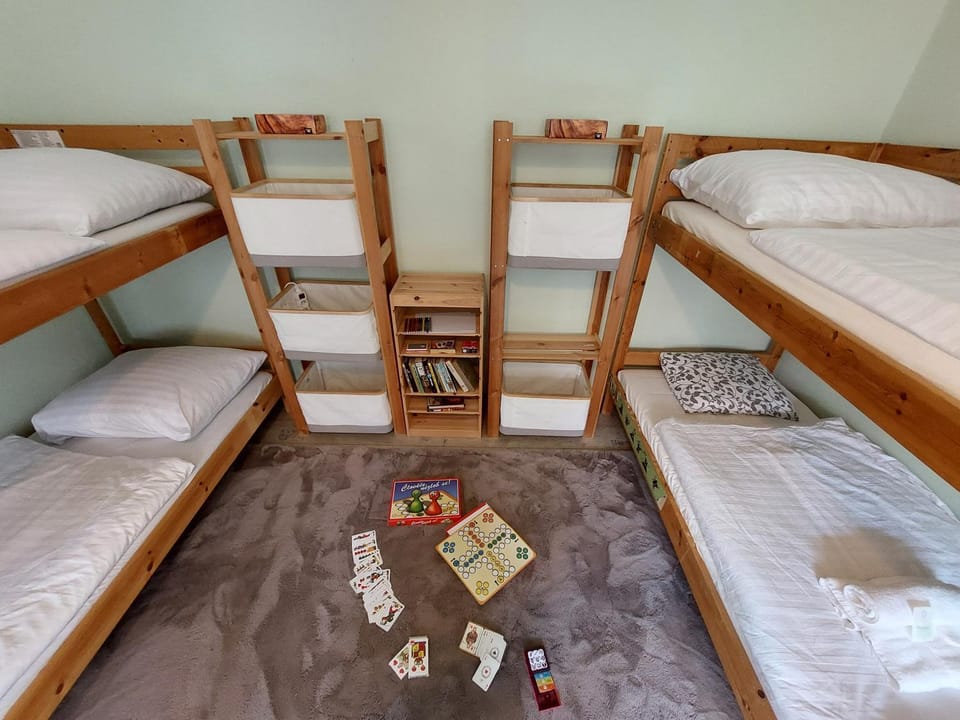 Bedroom, bunk bed