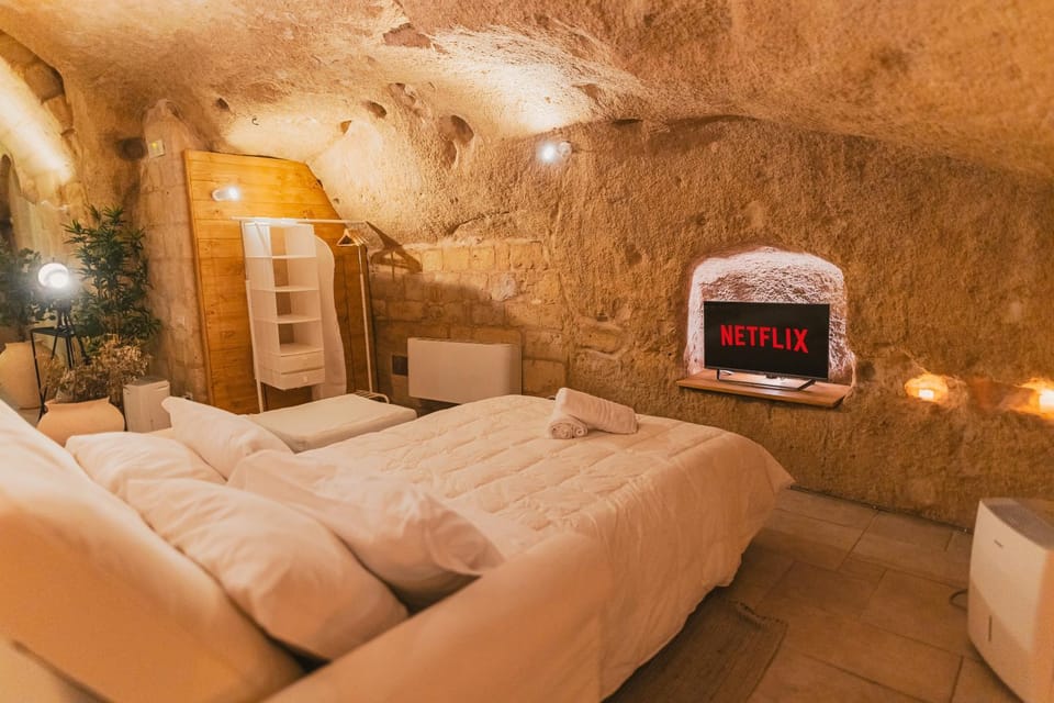 Bed, TV and multimedia, Photo of the whole room, Bedroom