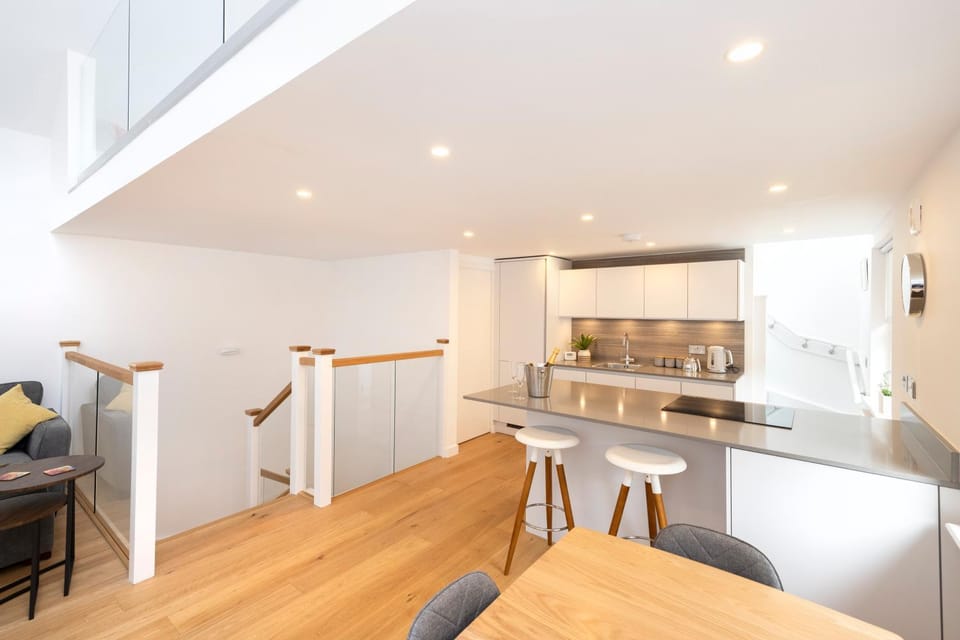 Kitchen or kitchenette, Living room, Seating area, Dining area, Communal kitchen