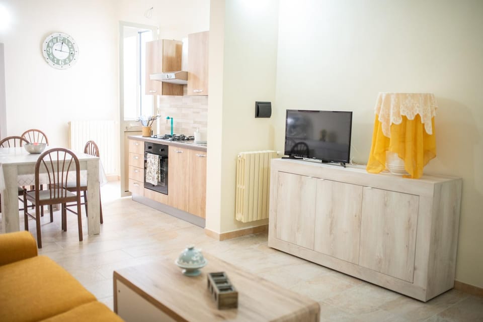 Communal lounge/ TV room, TV and multimedia, Living room, Seating area, Dining area