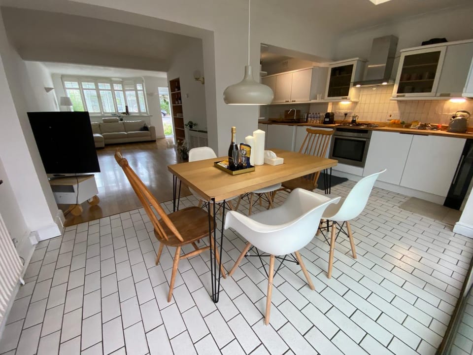 Cheerful 4 Bed House in Mill Hill House in London