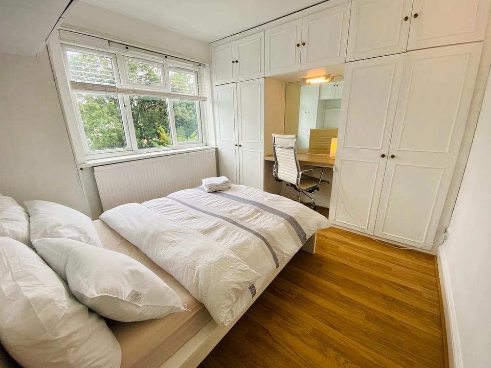 Cheerful 4 Bed House in Mill Hill House in London