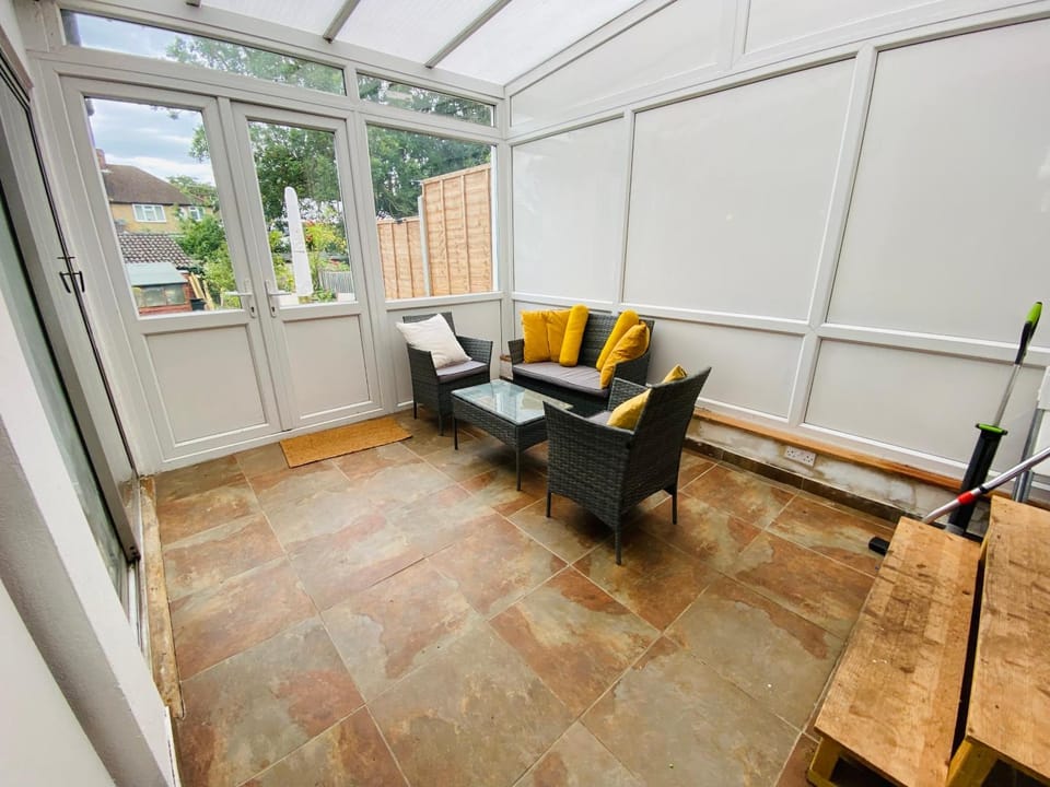 Cheerful 4 Bed House in Mill Hill House in London