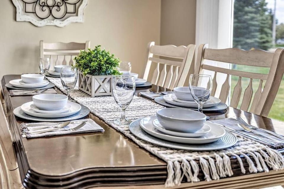 Food and drinks, Seating area, Dining area