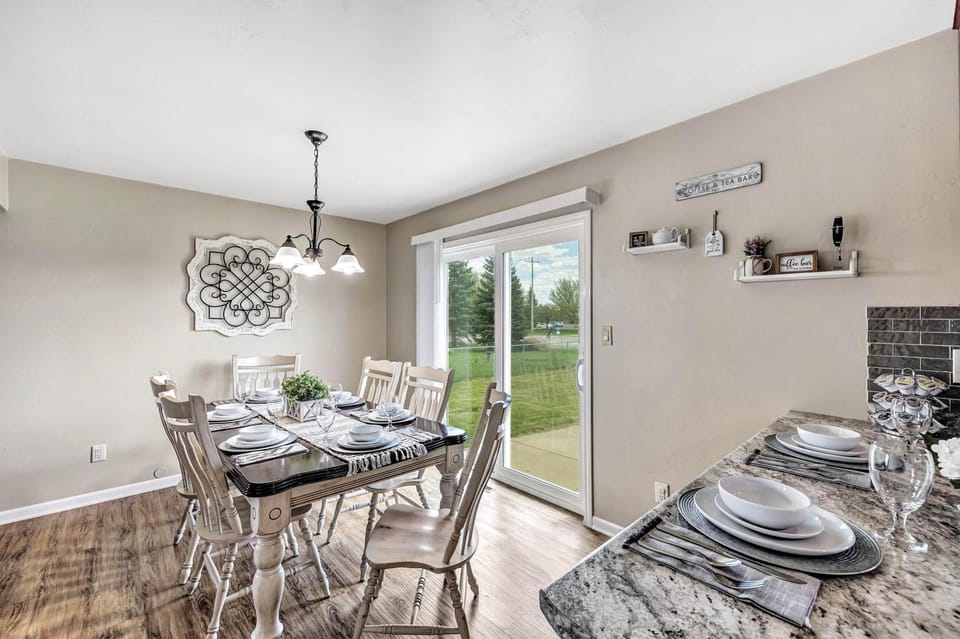 Kitchen or kitchenette, Seating area, Dining area