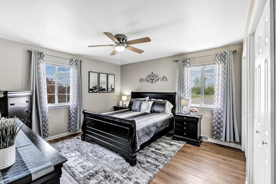 Bed, Photo of the whole room, Bedroom, fireplace